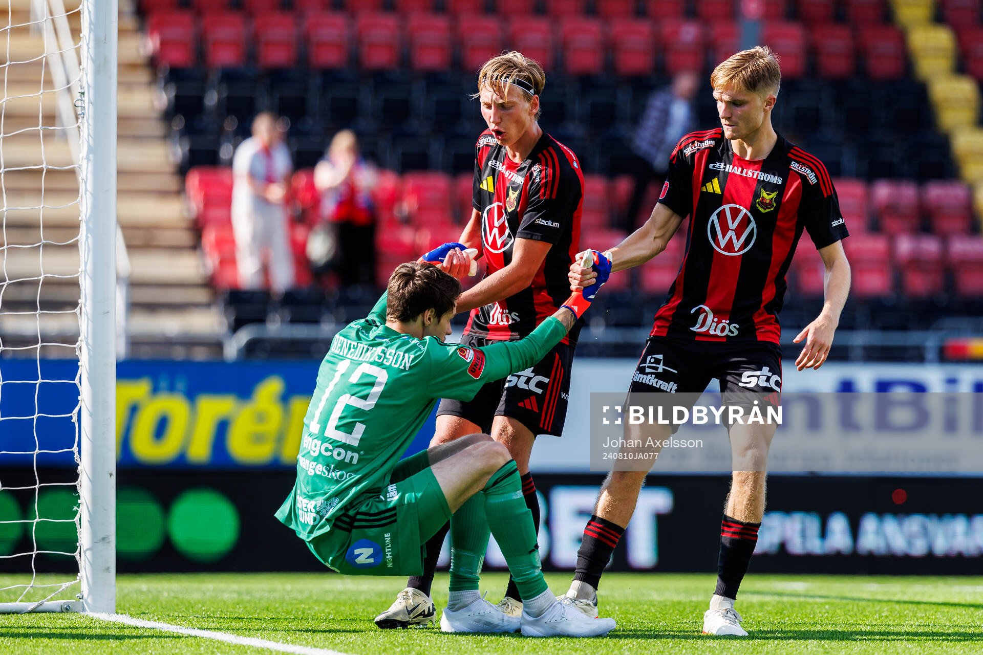 Östersunds målvakt Adam Benediktsson får hjälp upp av