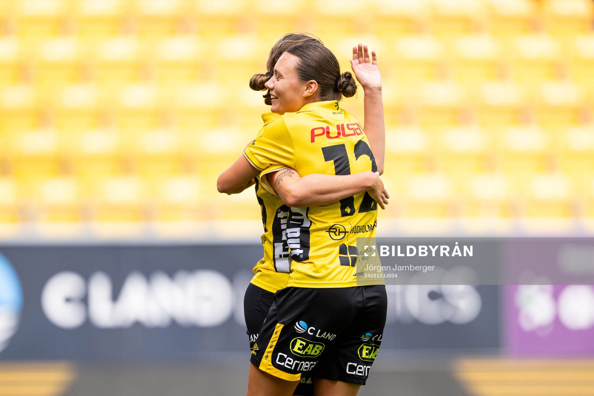 Elfsborgs Ellen Nilsson (skymd) jublar med Hedvig Petersson