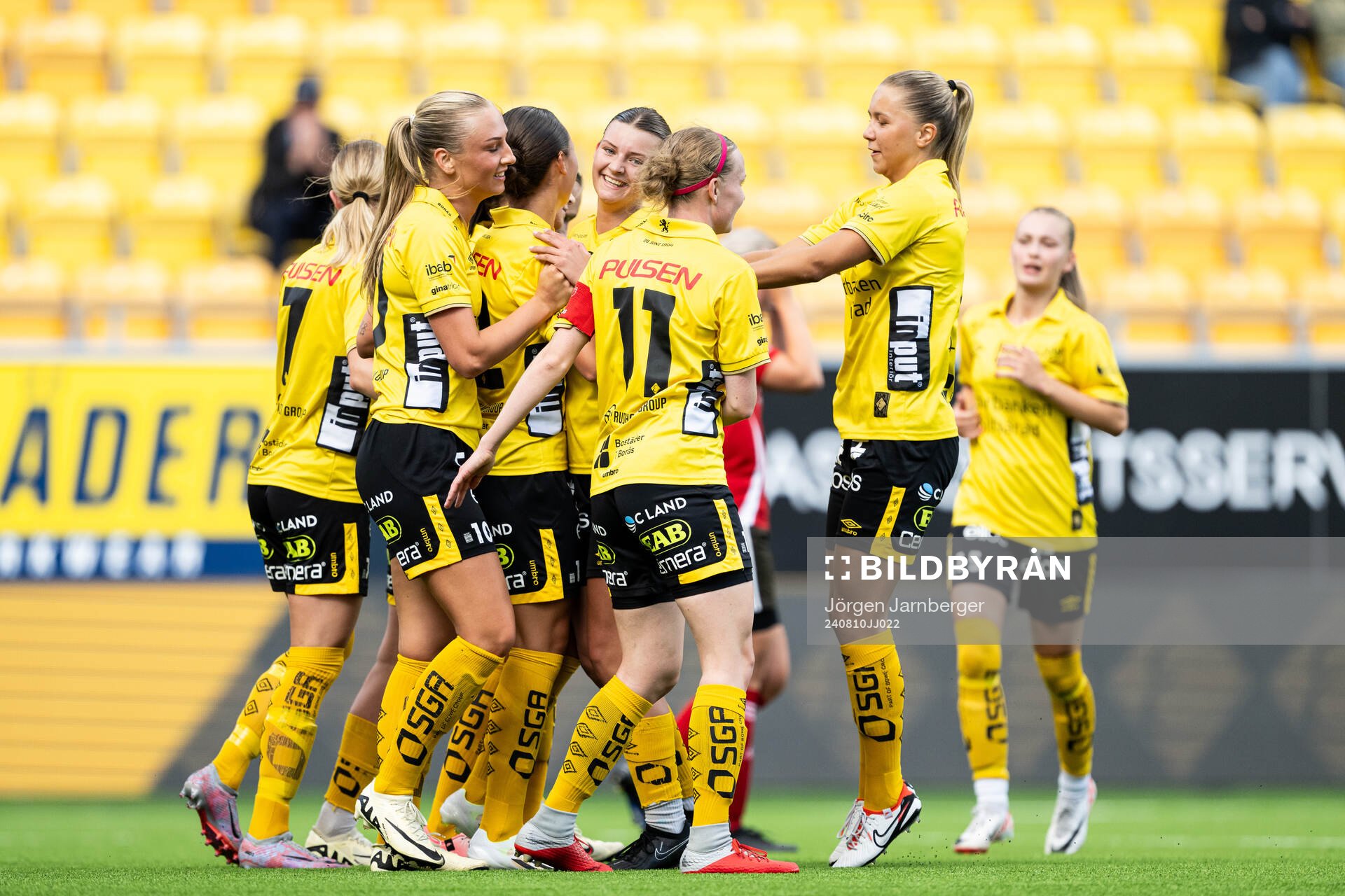 Elfsborgs spelare jublar med Hedvig Petersson