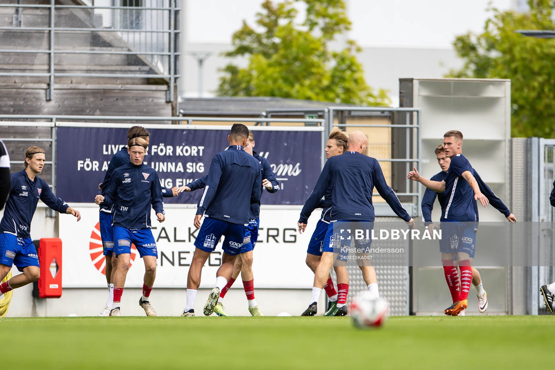 Tvååkers spelare värmer
