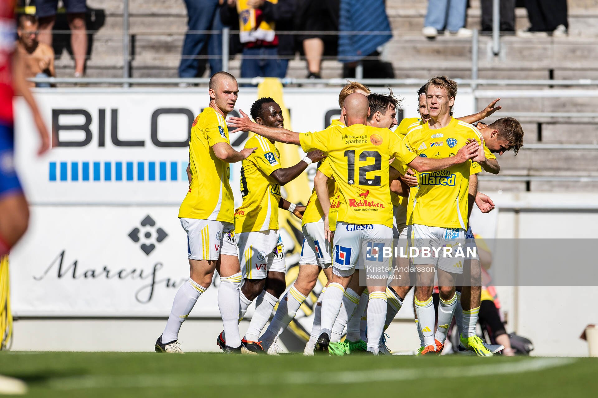 Falkenbergs spelare jublar efter 1-0 genom Noel Hansson under fotbollsmatchen i Ettan södra mellan Falkenberg och Tvååker den 10 augusti 2024 i Falkenberg.