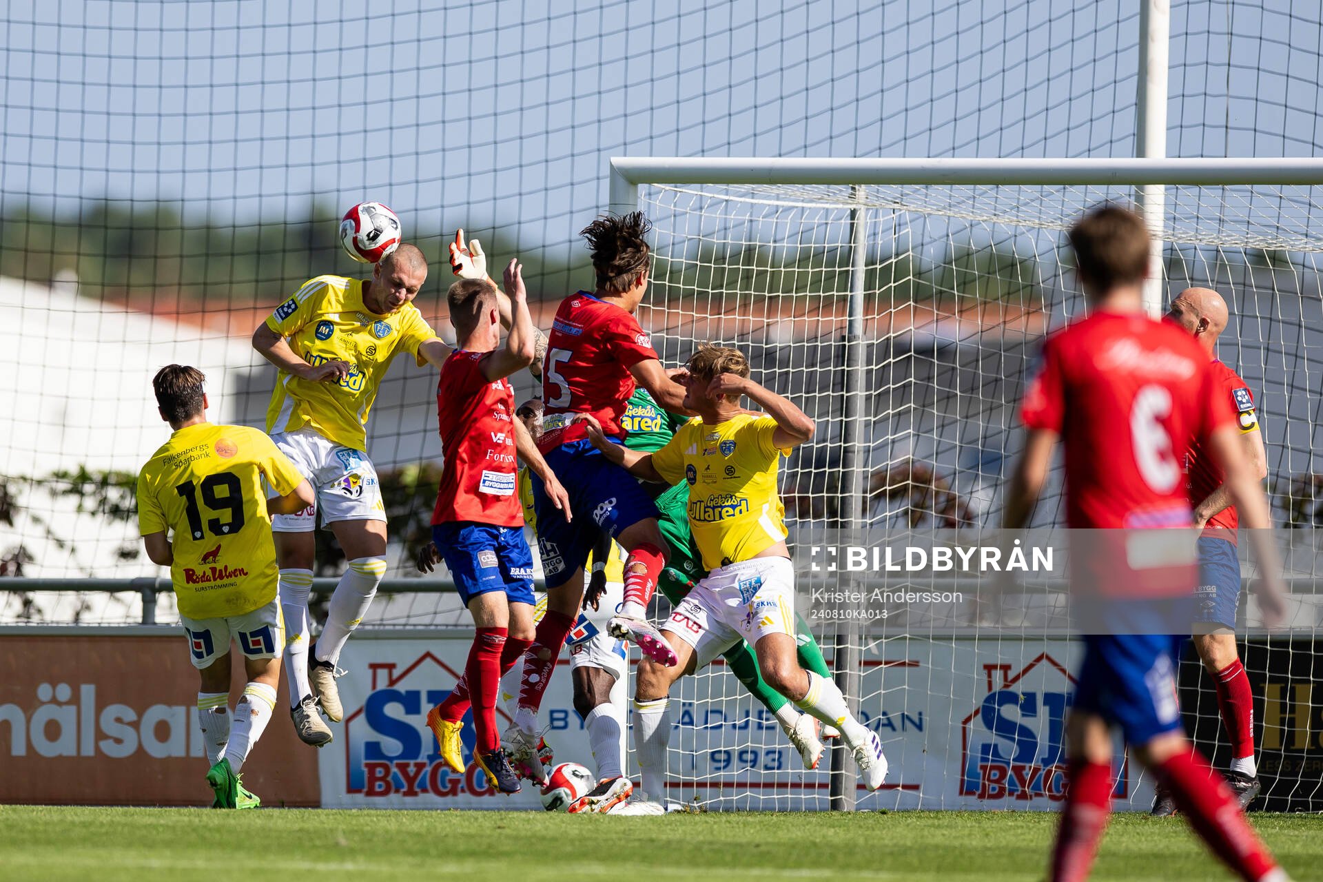 Falkenbergs Nils Bertilsson nickar bort bollen under fotbollsmatchen i Ettan södra mellan Falkenberg och Tvååker den 10 augusti 2024 i Falkenberg.