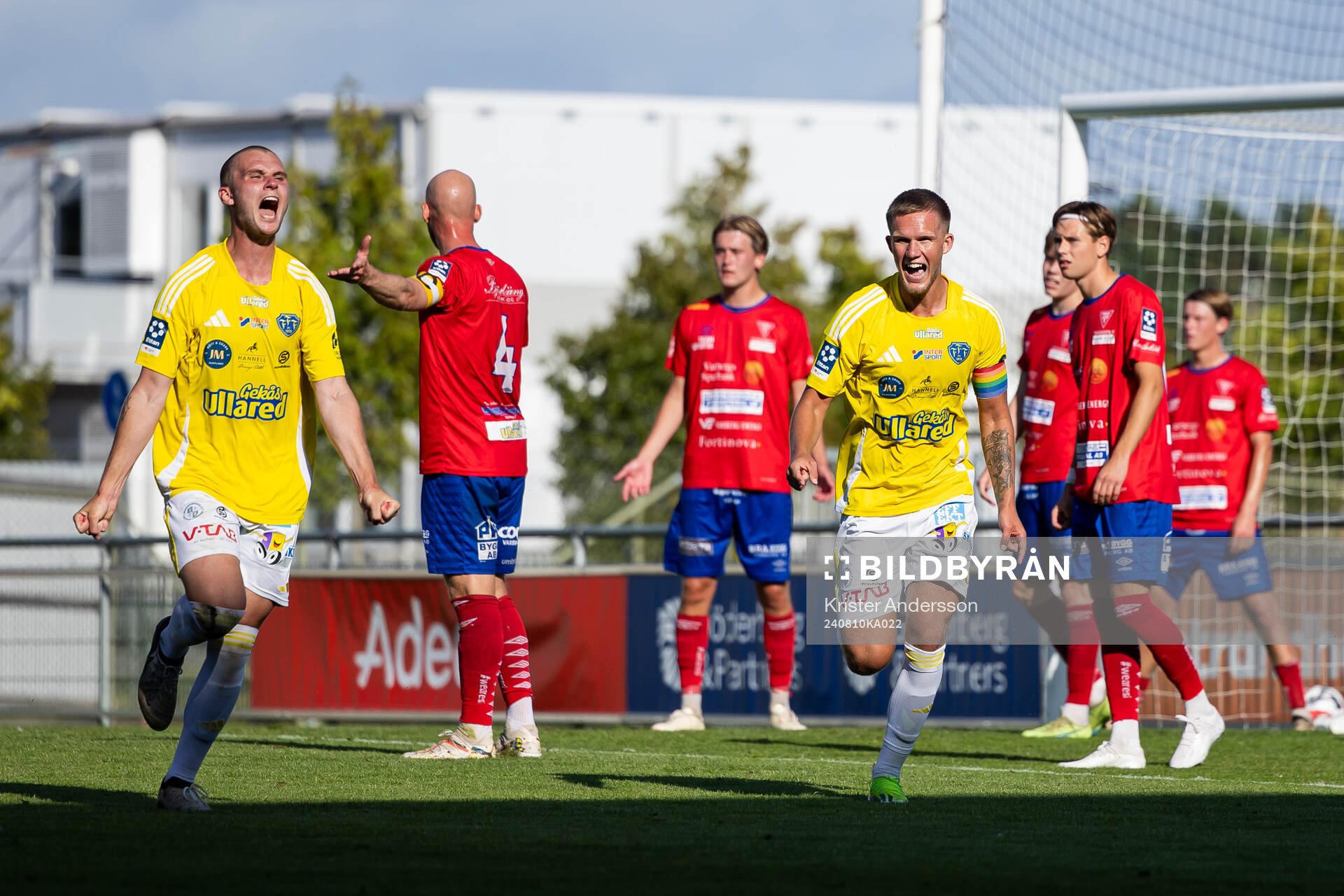 Falkenbergs Tim Stålheden jublar efter 2-0 med Nils Bertilsson (v) under fotbollsmatchen i Ettan södra mellan Falkenberg och Tvååker den 10 augusti 2024 i Falkenberg.