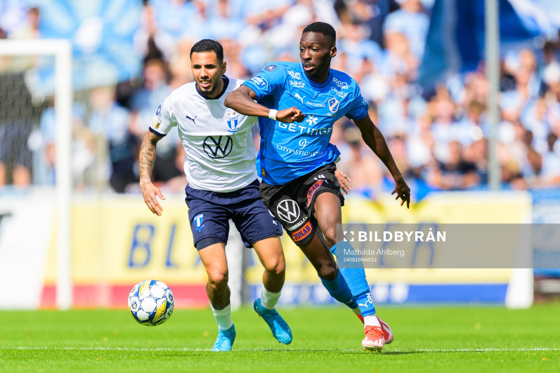 Malmö FFs Sergio Pena och Halmstads Blair Sebastian Turgott