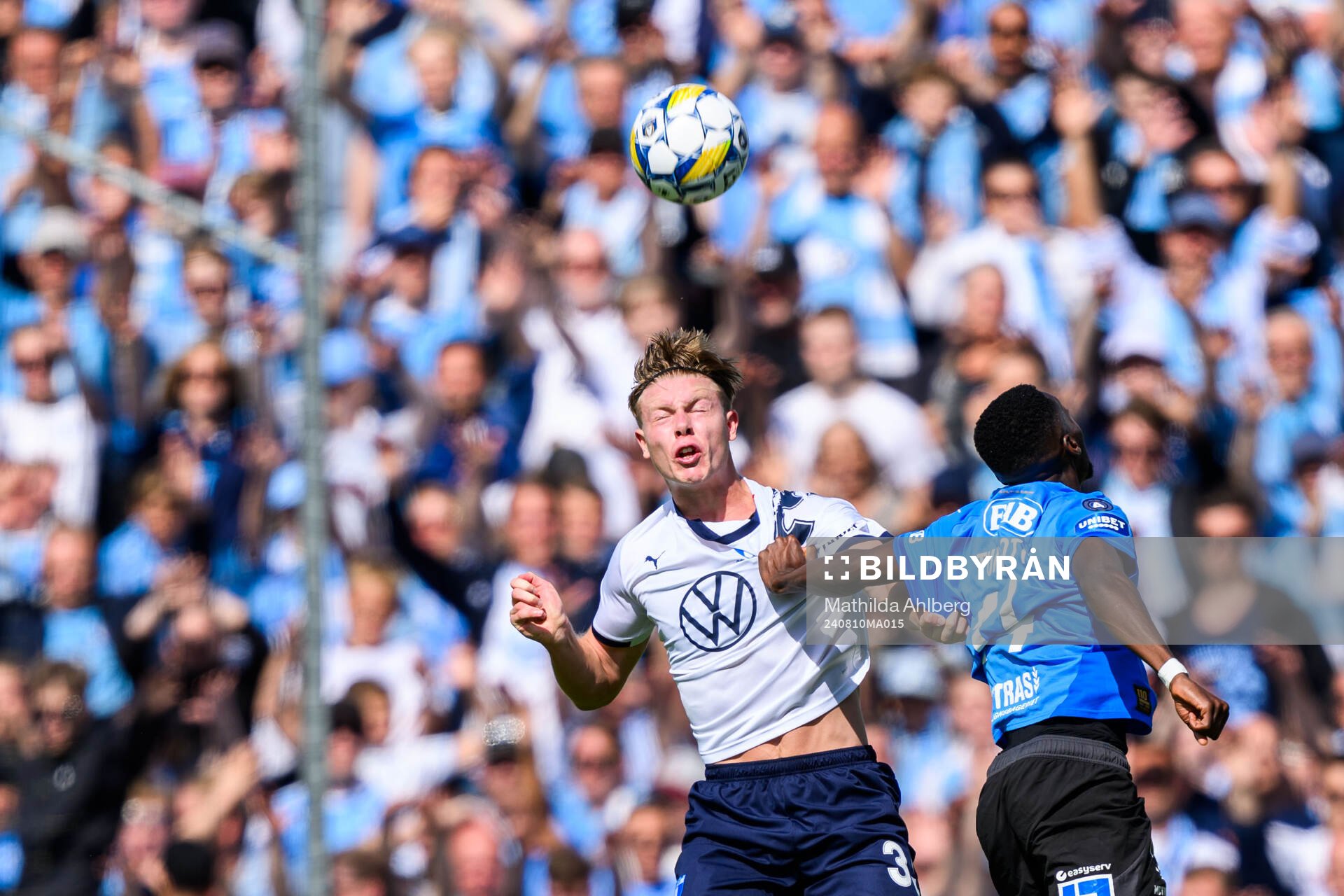 Malmö FFs Nils Zätterström och Halmstads Blair Sebastian Turgott under fotbollsmatchen i Allsvenskan mellan Halmstad och Malmö FF den 10 augusti 2024 i Halmstad.