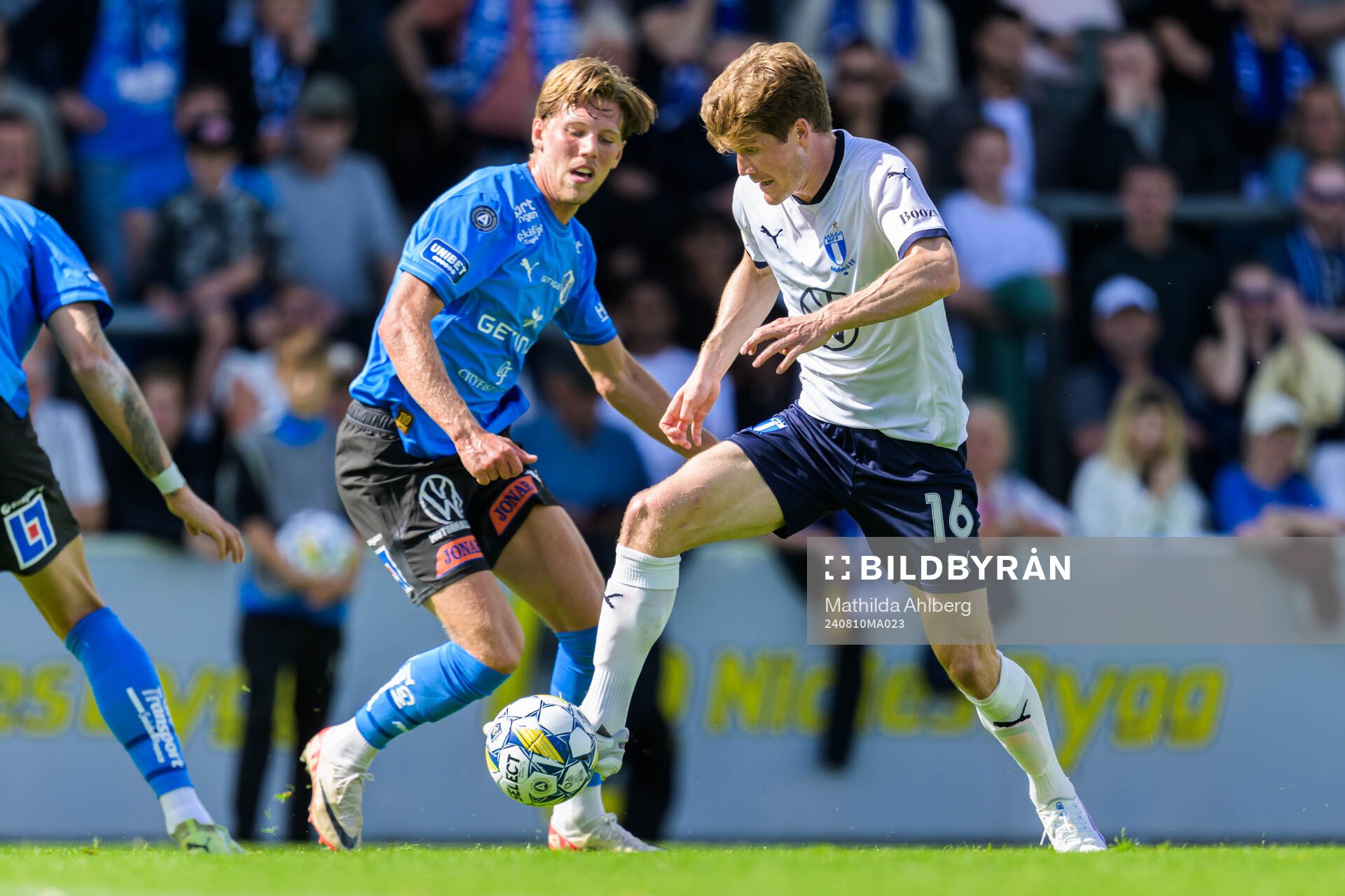 Malmö FFs Oliver Berg och Halmstads Noah Söderberg