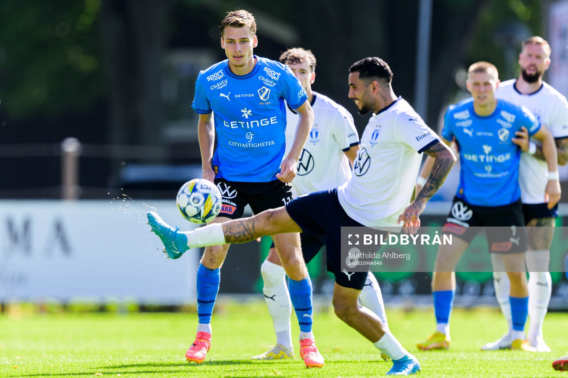 Halmstads Villiam Granath och Malmö FFs Sergio Pena