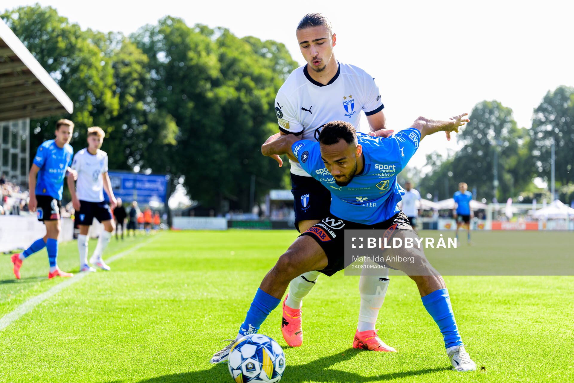 Malmö FFs Elison Makolli och Halmstads Vinicius Nogueira