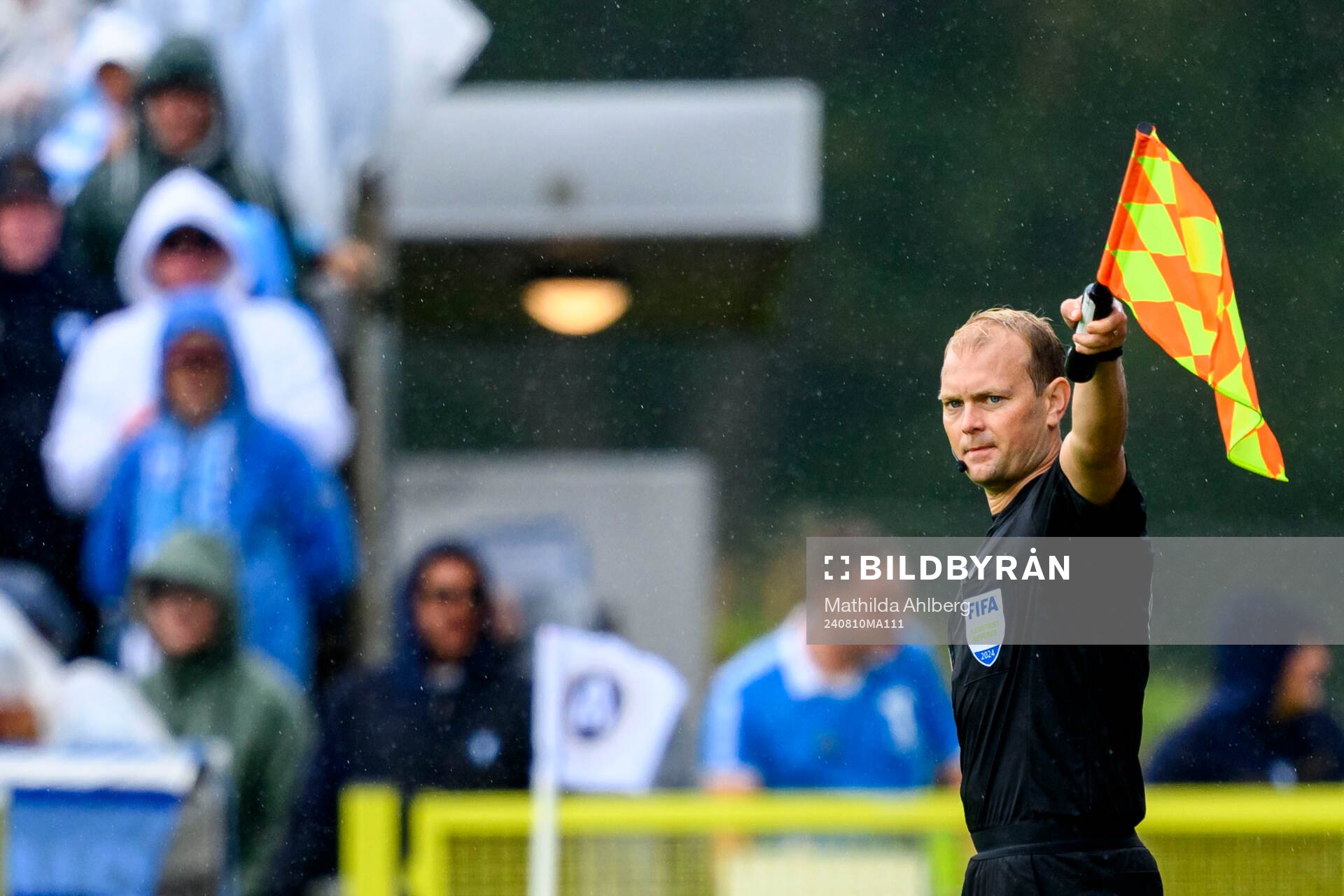 Assisterande domare Marcus Klitte under fotbollsmatchen i Allsvenskan mellan Halmstad och Malmö FF den 10 augusti 2024 i Halmstad. 