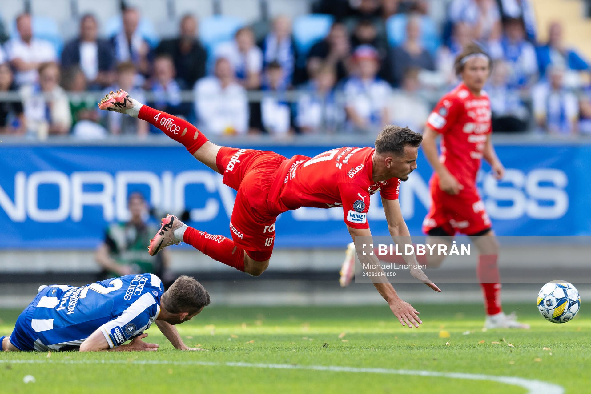 IFK Göteborgs Emil Salomonsson och Värnamos Ajdin Zeljkovic under fotbollsmatchen i Allsvenskan mellan IFK Göteborg och Värnamo den 10 augusti 2024 i Göteborg.