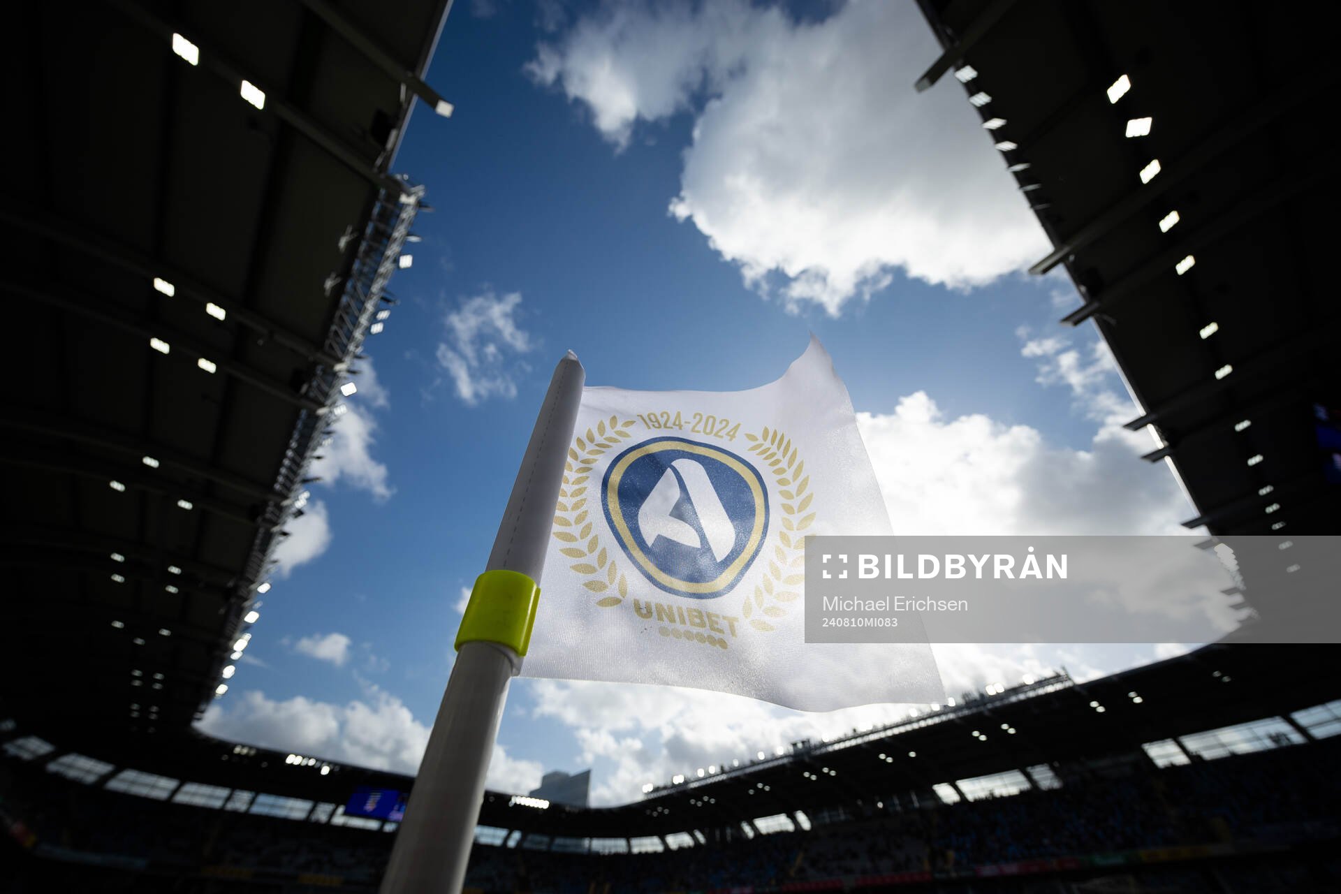 En hörnflagga med Allsvenskans logo och Unibet på