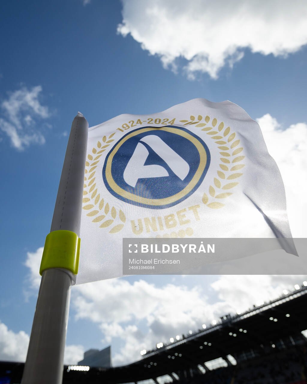 En hörnflagga med Allsvenskans logo och Unibet på