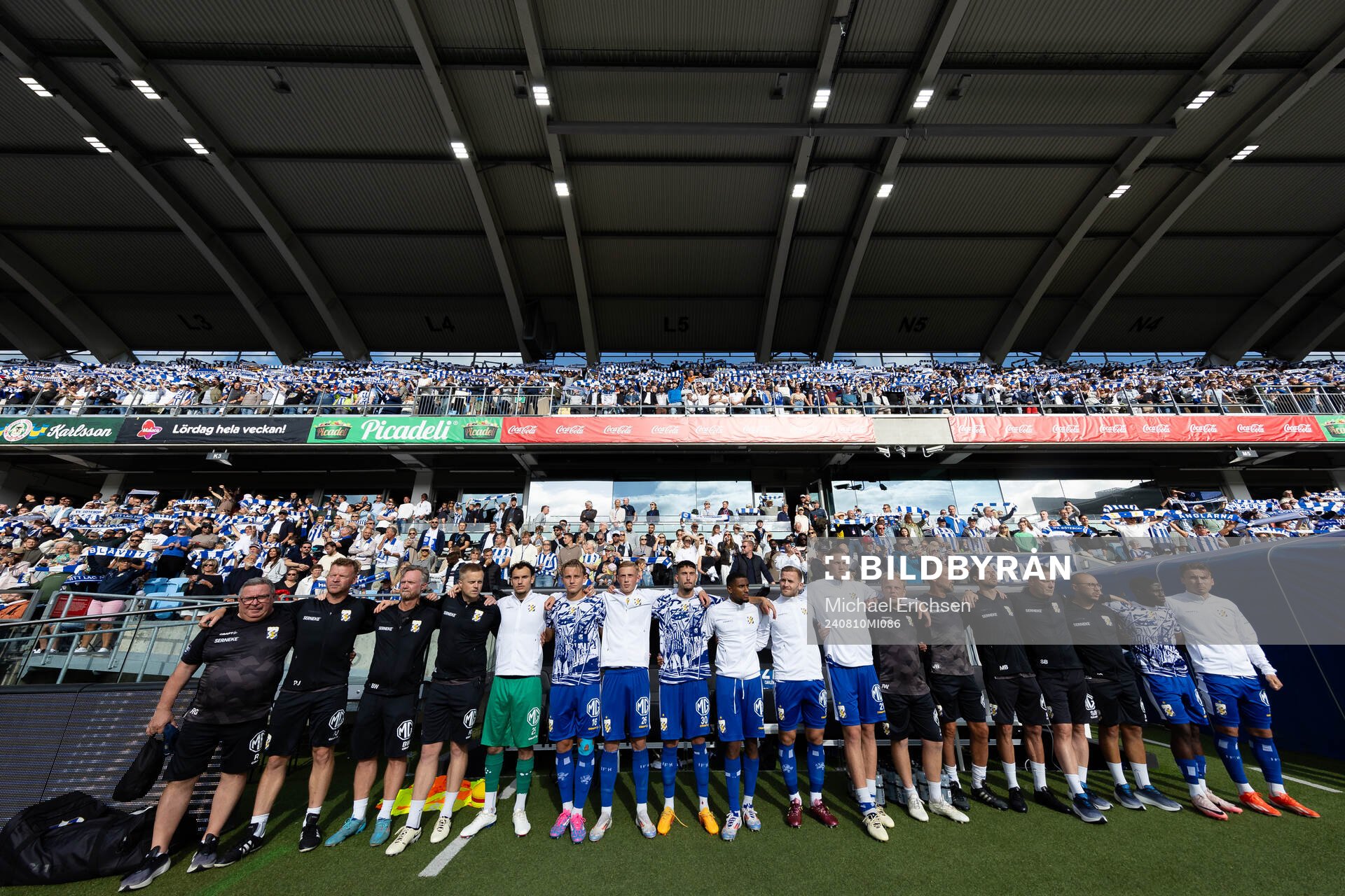 IFK Göteborgs ledare och spelare vid bänken innan