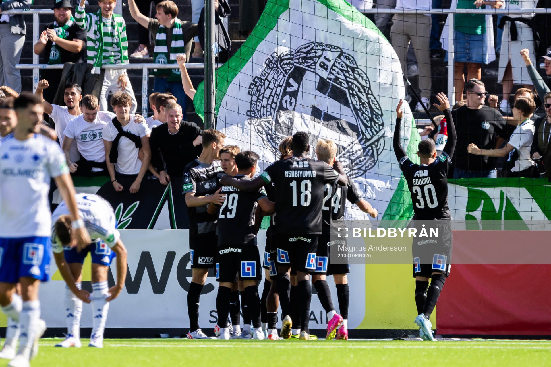 Spelare ur Västerås jublar