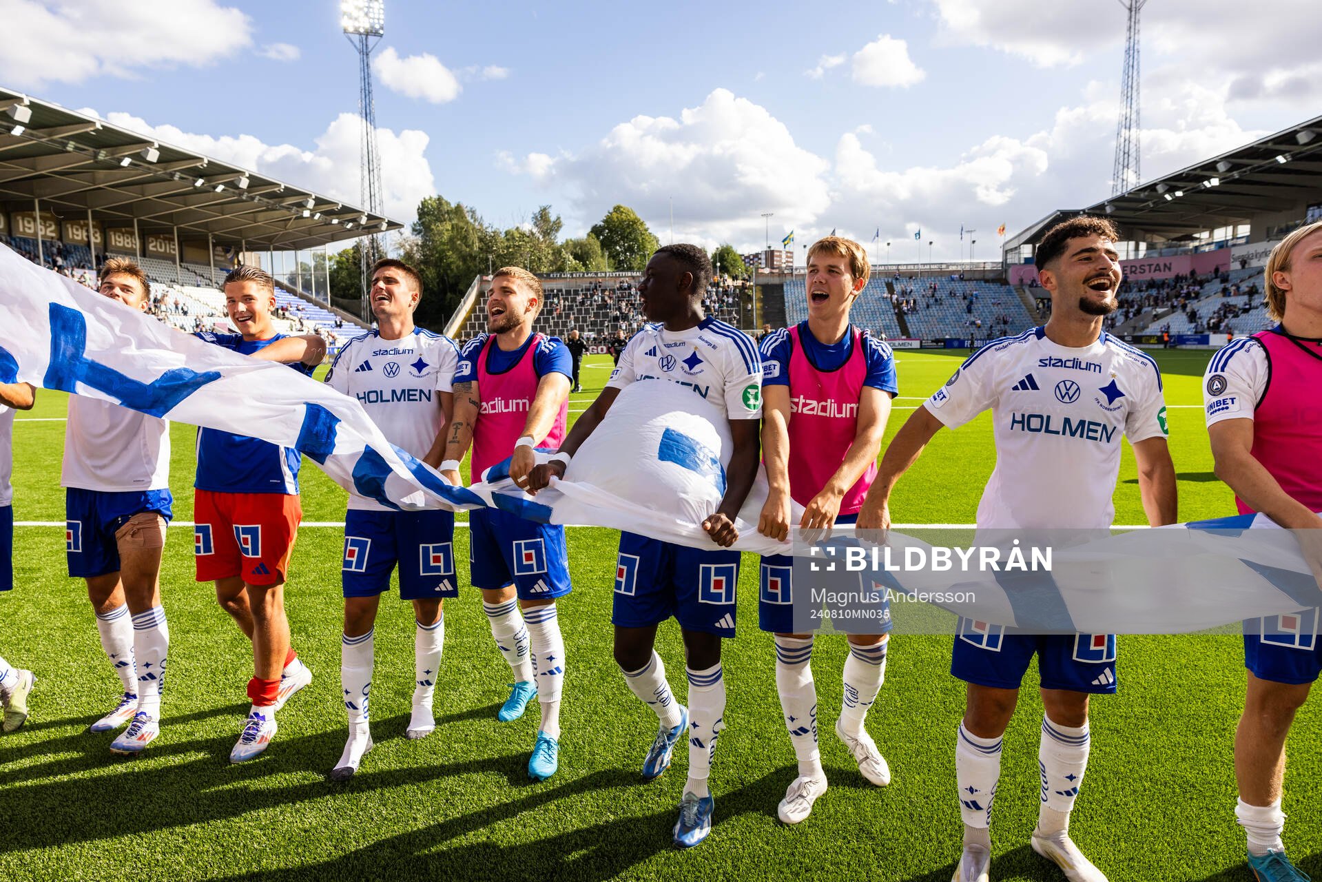 Spelare ur IFK Norrköping jublar