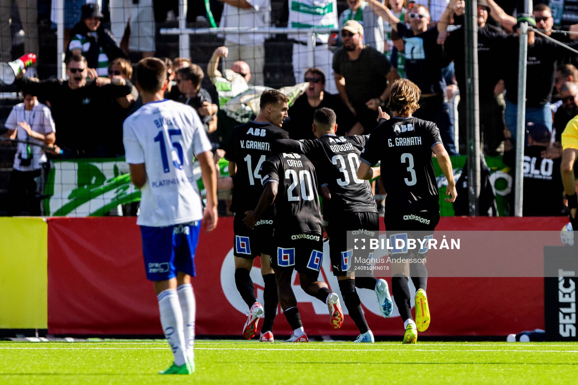 Västerås Henry Offia jublar med lagkamrater