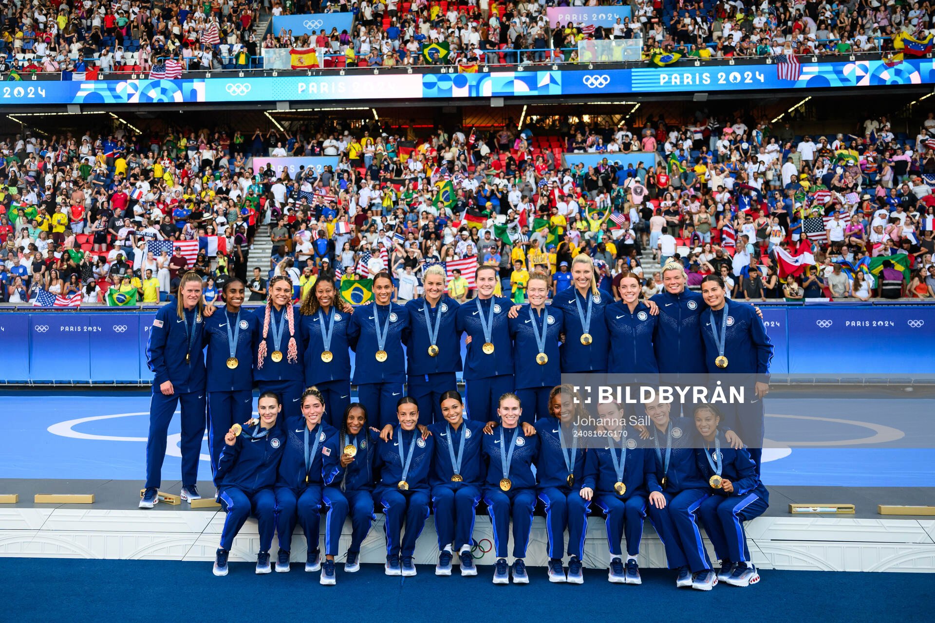 Players of USA celebrate with their gold medals