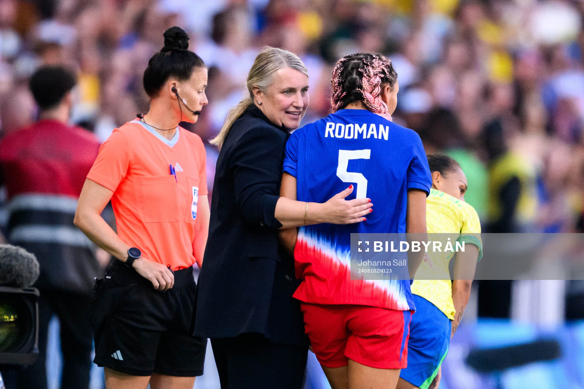 Head coach Emma Hayes and Trinity Rodman of USA in the
