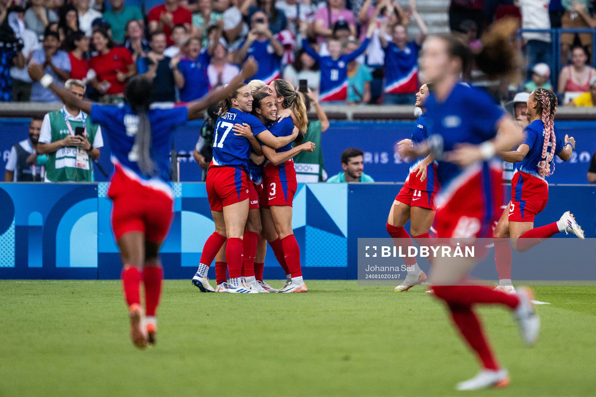 Mallory Swanson of USA celebrates with team mates