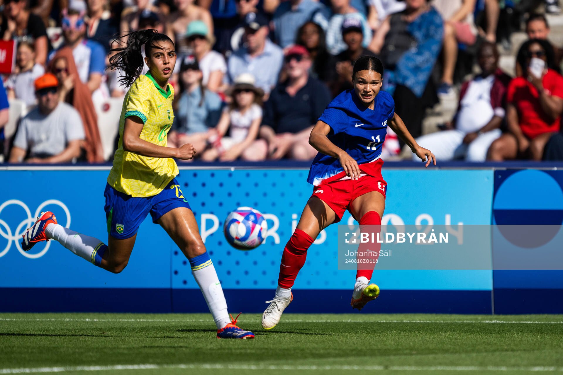 Lauren of Brazil and Sophia Smith of USA in the women’s football final between Brazil and USA during day 15 of the Paris 2024 Olympic Games on August 10, 2024 in Paris.