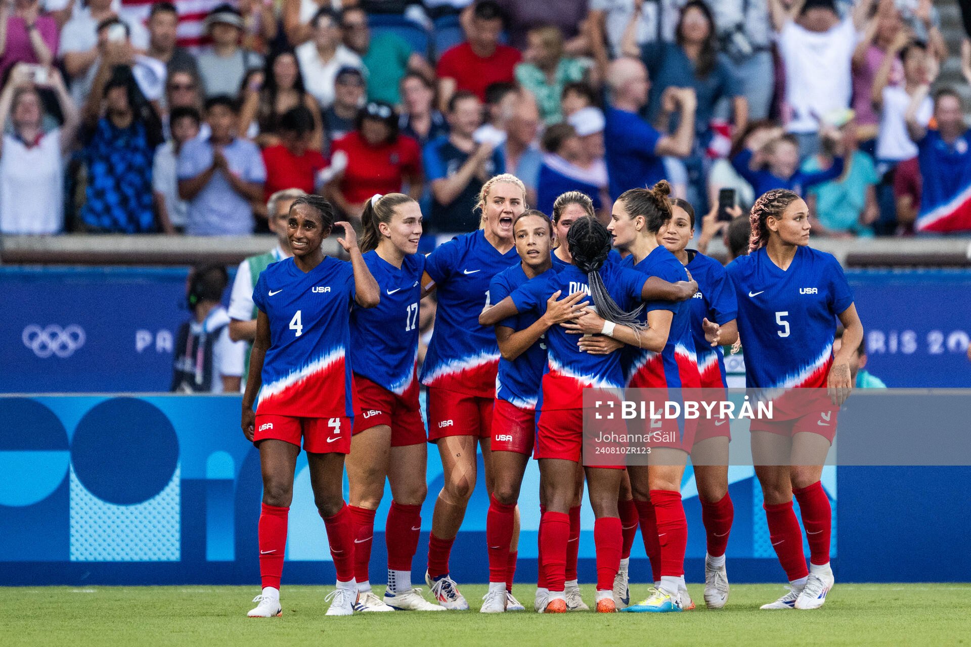 Mallory Swanson of USA celebrates with team mates