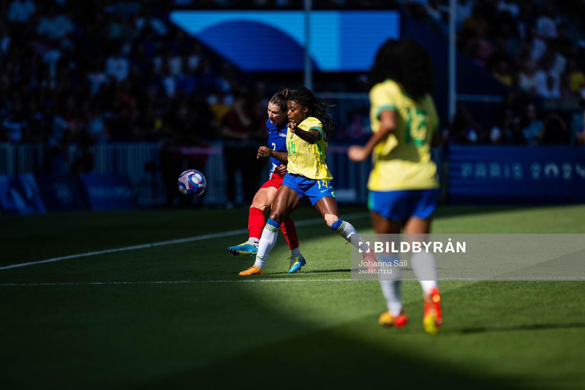 Emily Fox of USA and Ludmila of Brazil in the women’s football final between Brazil and USA during day 15 of the Paris 2024 Olympic Games on August 10, 2024 in Paris.