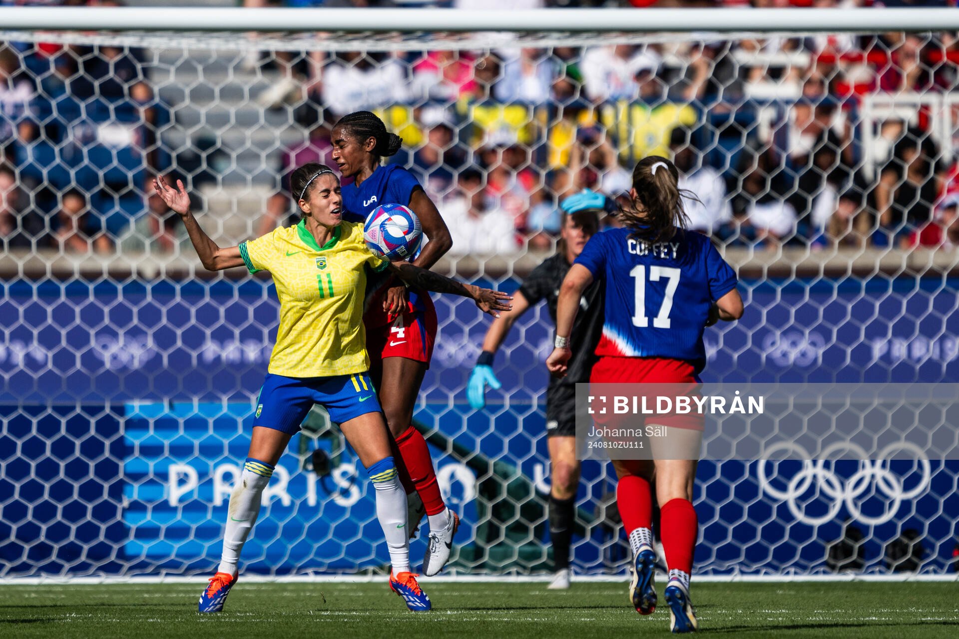 Jheniffer of Brazil and Naomi Girma of USA in the women’s