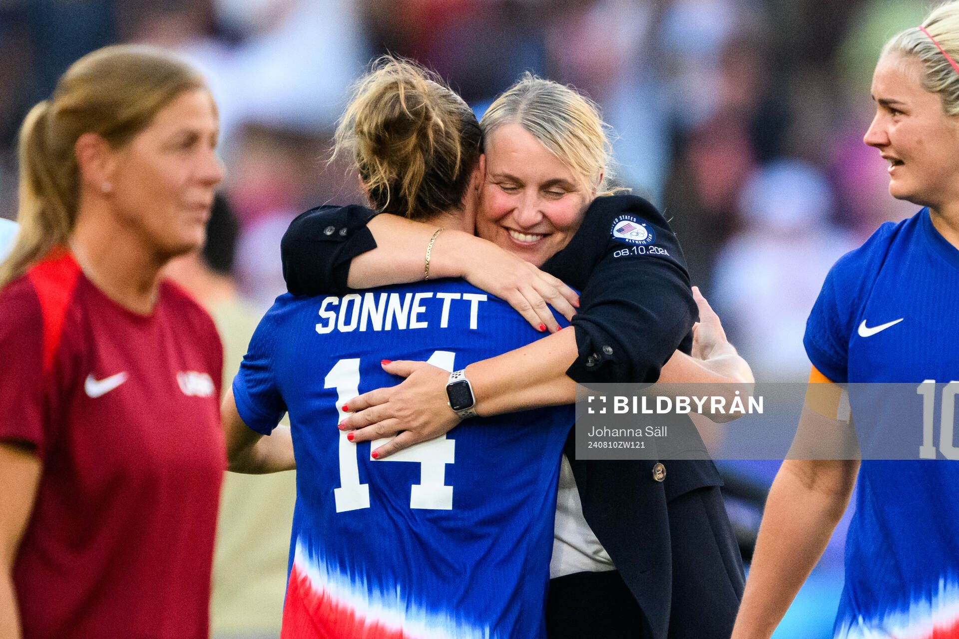Emily Sonnett and Head coach Emma Hayes of USA celebrate
