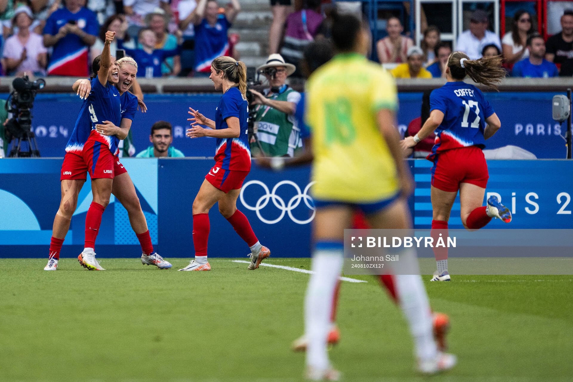 Mallory Swanson of USA celebrates with team mates after 0-1 in the women’s football final between Brazil and USA during day 15 of the Paris 2024 Olympic Games on August 10, 2024 in Paris.