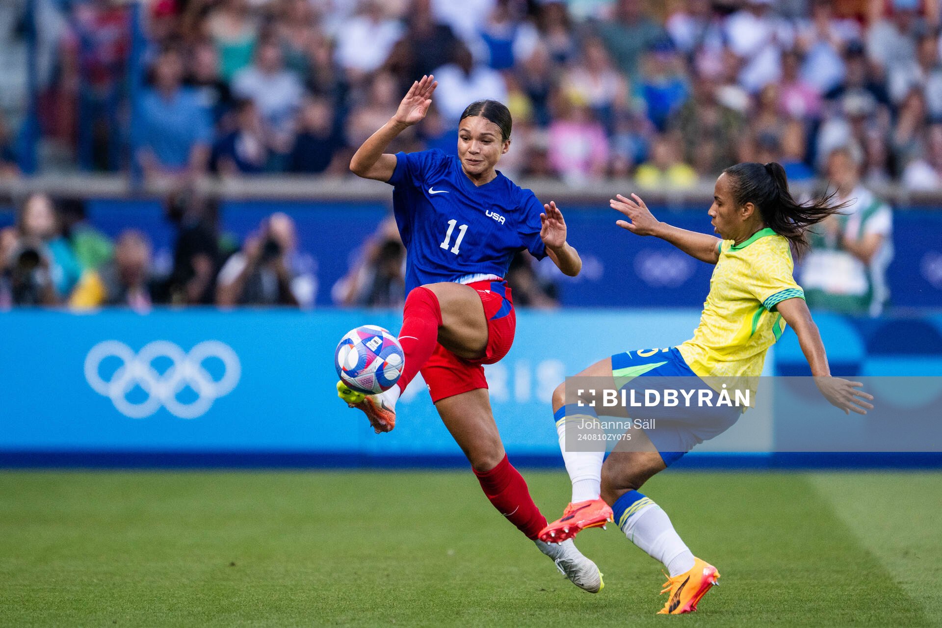 Sophia Smith of USA and Duda Sampaio of Brazil in the
