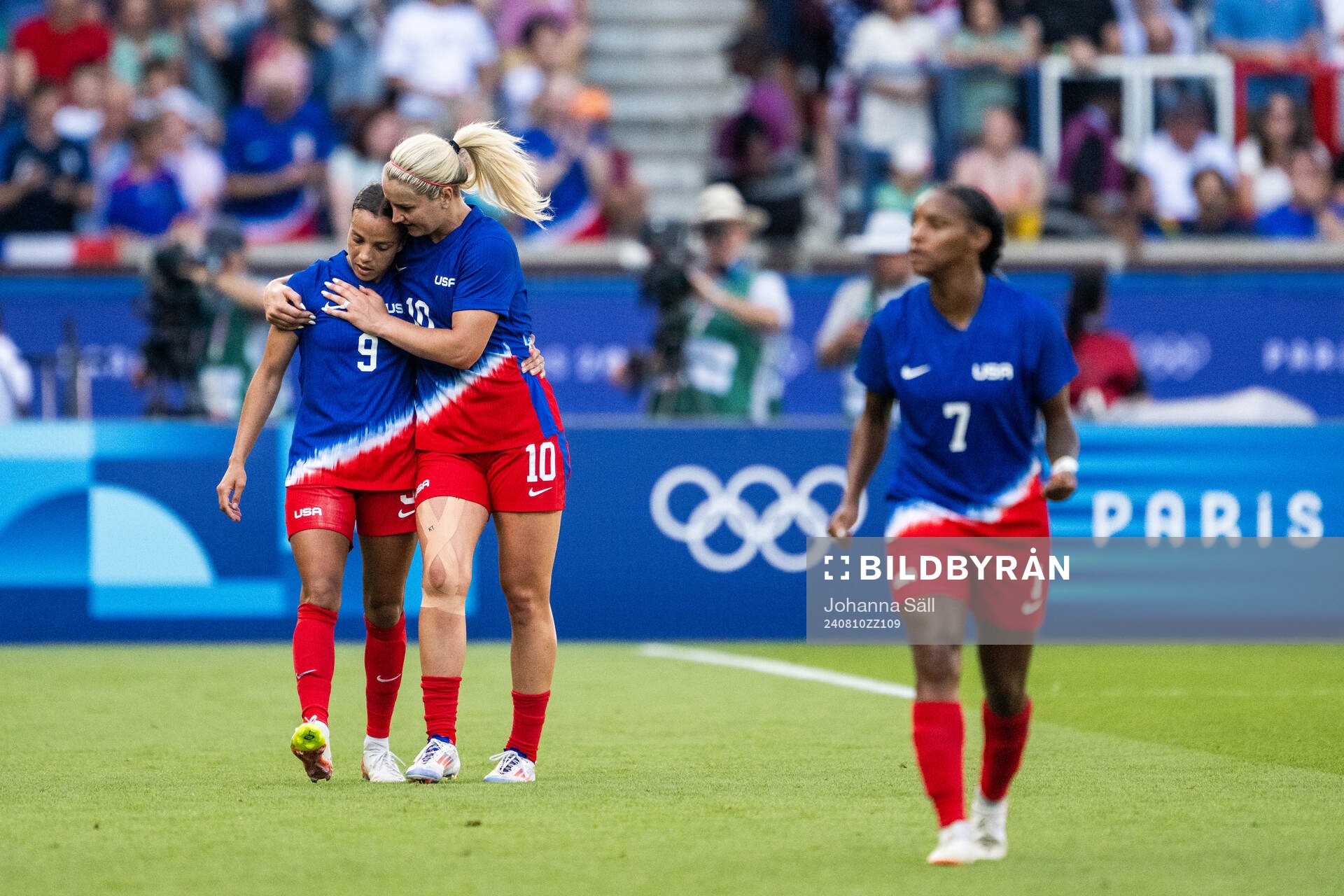 Mallory Swanson and Lindsey Horan of USA celebrate