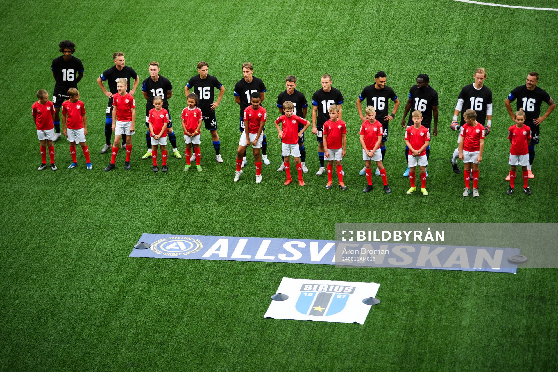 Sirius spelare med tröjor tillägnat Sirius Herman