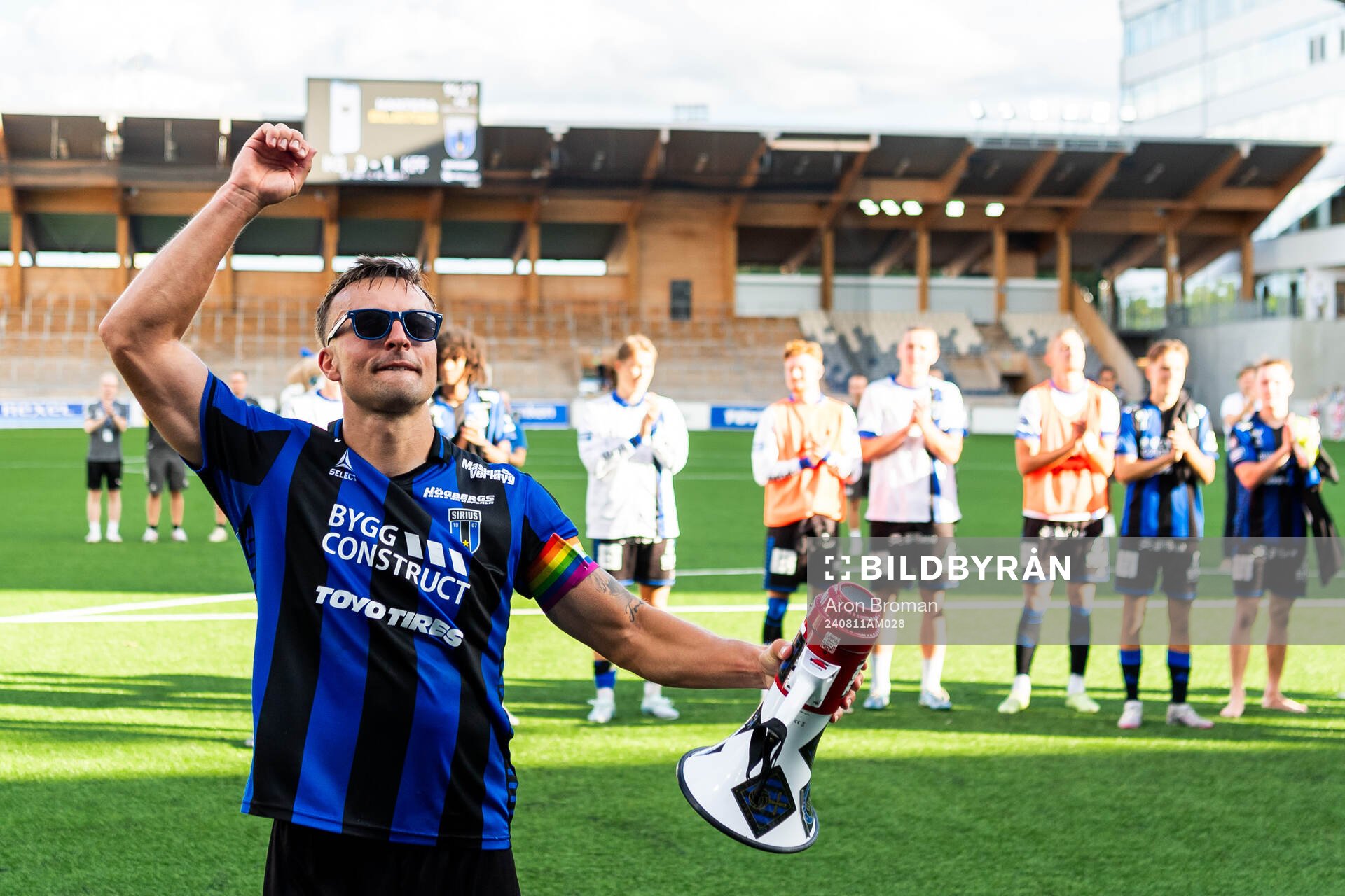 Sirius Henrik Castegren jublar efter fotbollsmatchen i Allsvenskan mellan Sirius och Kalmar den 11 augusti 2024 i Uppsala. 