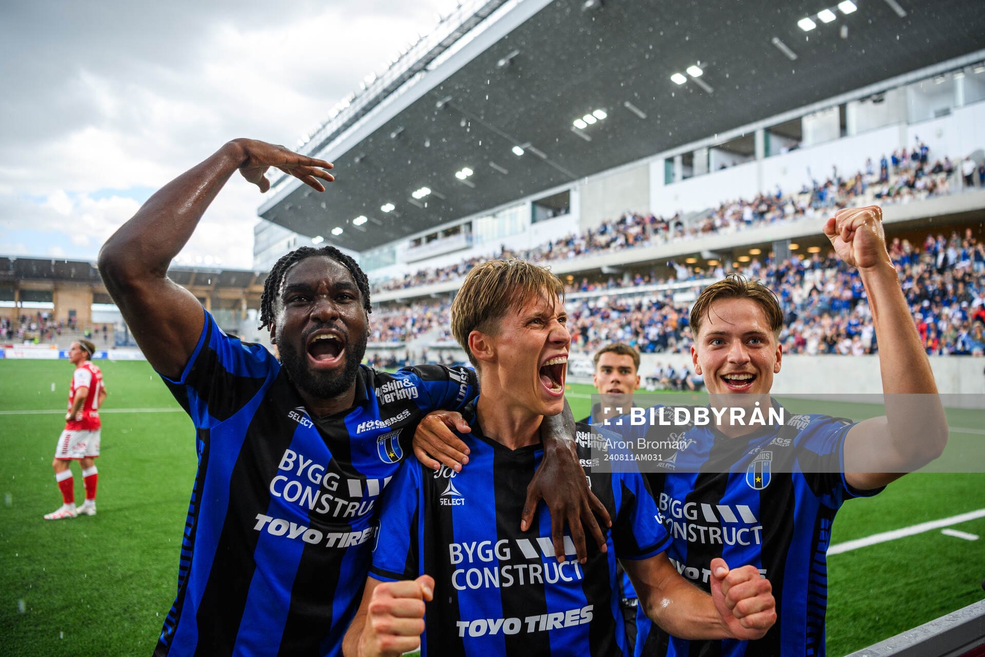 Sirius Marcus Lindberg jublar med Patrick Nwadike och Adam