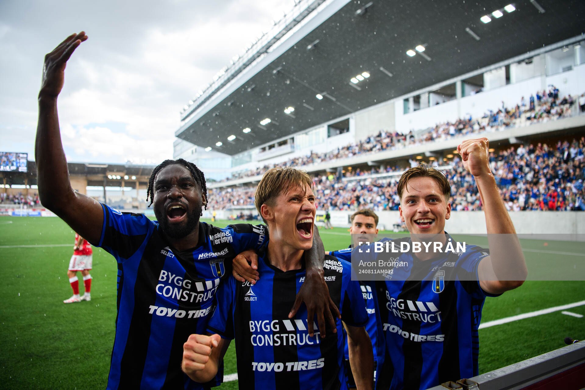 Sirius Marcus Lindberg jublar med Patrick Nwadike och Adam Vikman efter 3-0 under fotbollsmatchen i Allsvenskan mellan Sirius och Kalmar den 11 augusti 2024 i Uppsala.