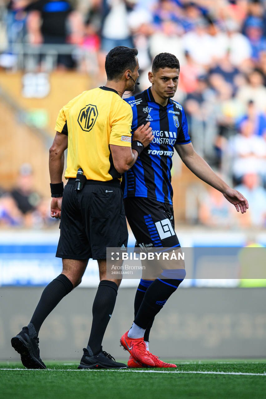 Sirius Yousef Salech i samtal med Domare Adi Aganovic under fotbollsmatchen i Allsvenskan mellan Sirius och Kalmar den 11 augusti 2024 i Uppsala.