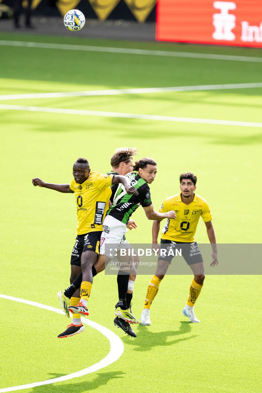 GAISs Amin Boudri i kamp med Elfsborgs Timothy Noor Ouma och Ahmed Qasem under fotbollsmatchen i Allsvenskan mellan Elfsborg och GAIS den 11 augusti 2024 i Borås.