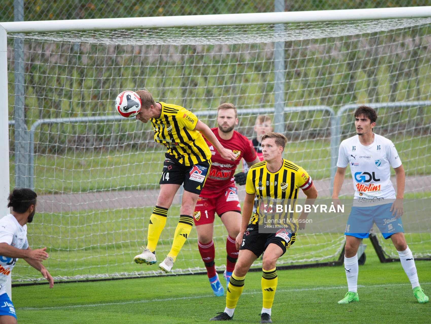 IFK Hässleholms Hugo Arvidsson nickar undan framför