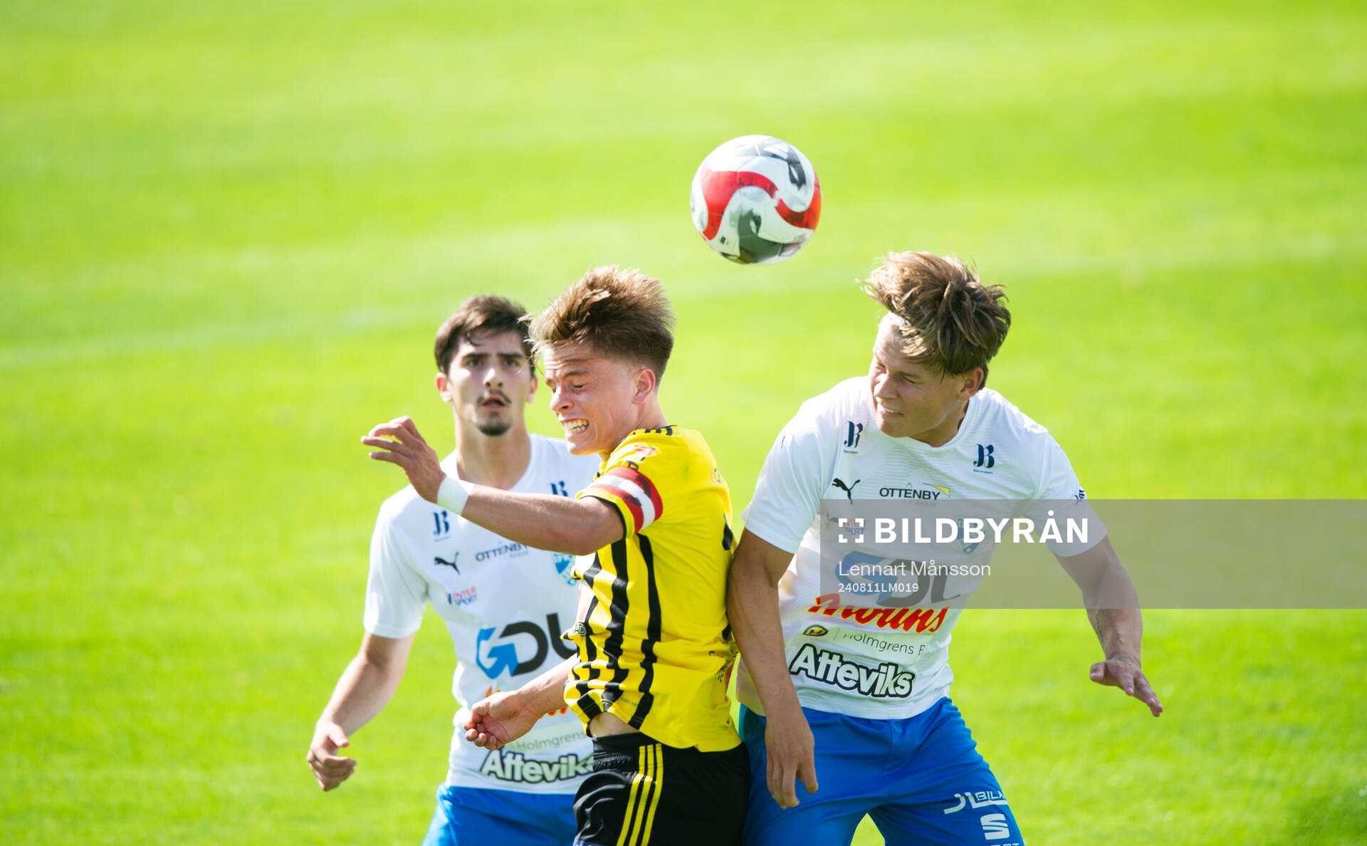 IFK Hässleholms Jussi Tikkanen nickduellerar i matchen i