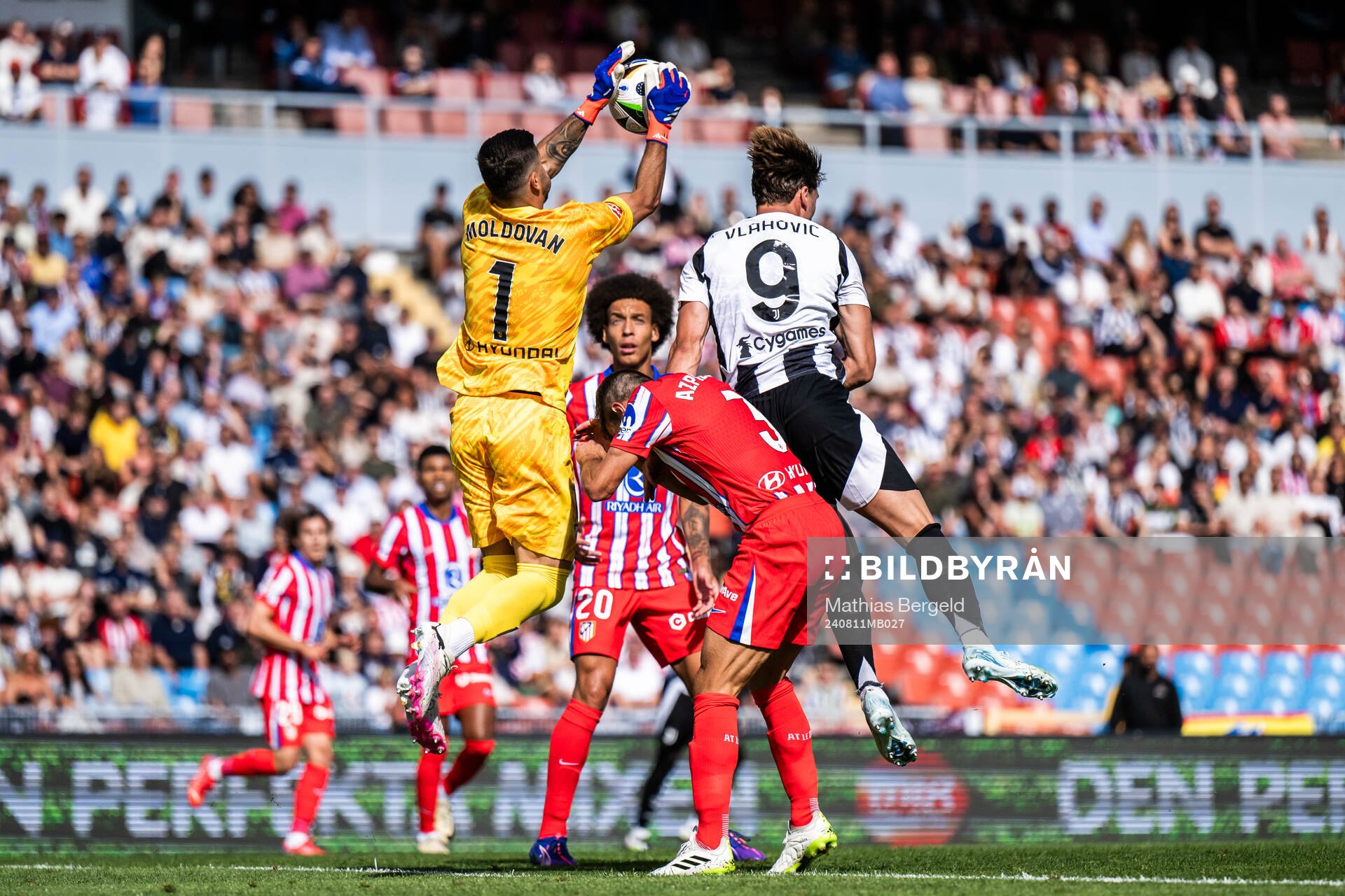 Goalkeeper Horatiu Moldovan, Cesar Azpilicueta of Atletico