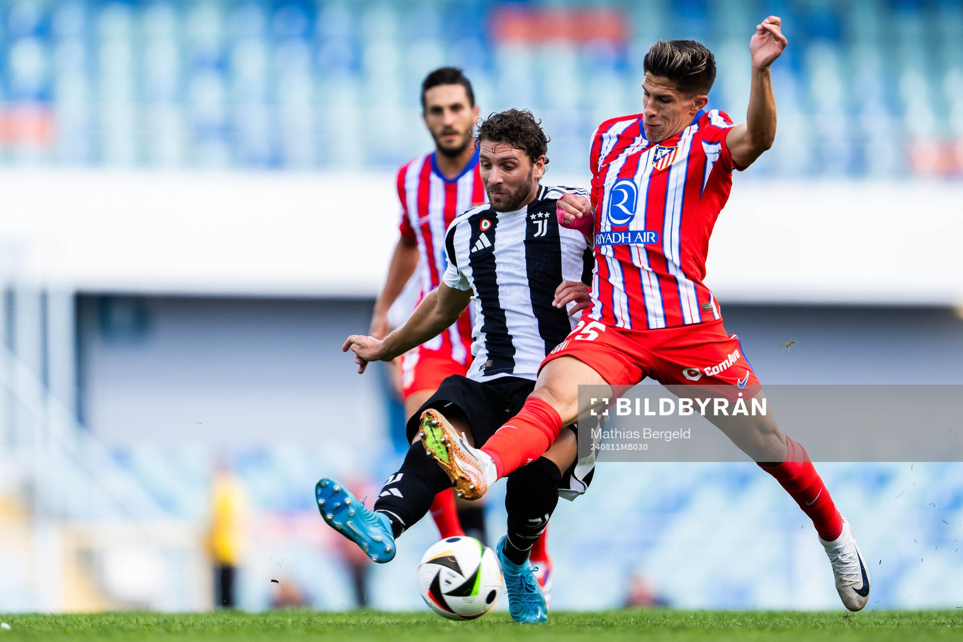 Manuel Locatelli of Juventus and Giuliano Simeone of