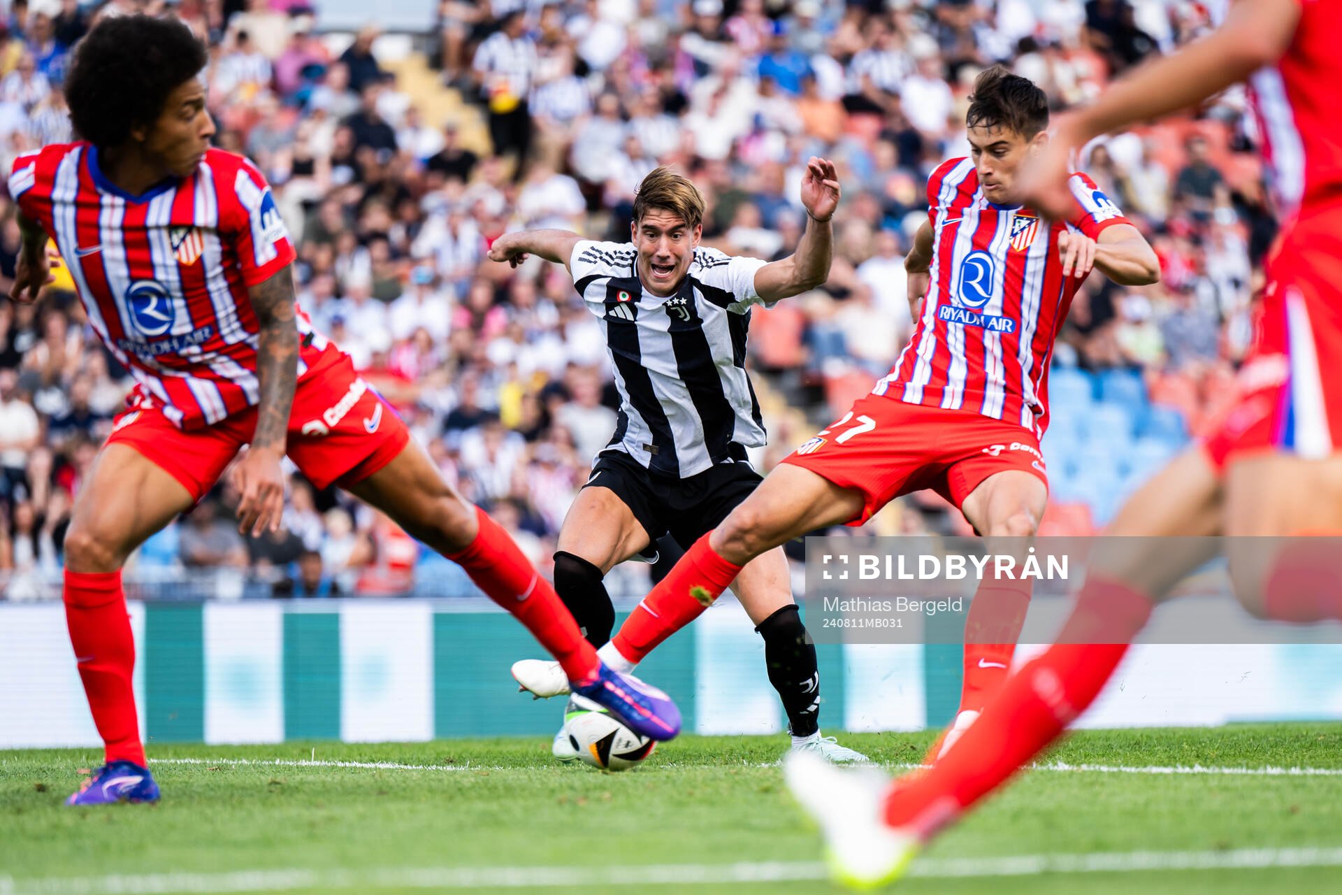 Dusan Vlahovic of Juventus and Ilias Kostis of Atletico