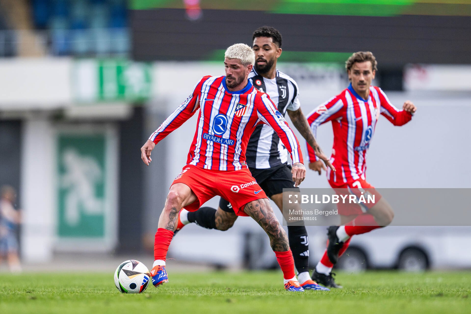 Rodrigo de Paul of Atletico Madrid and Douglas Luiz Soares