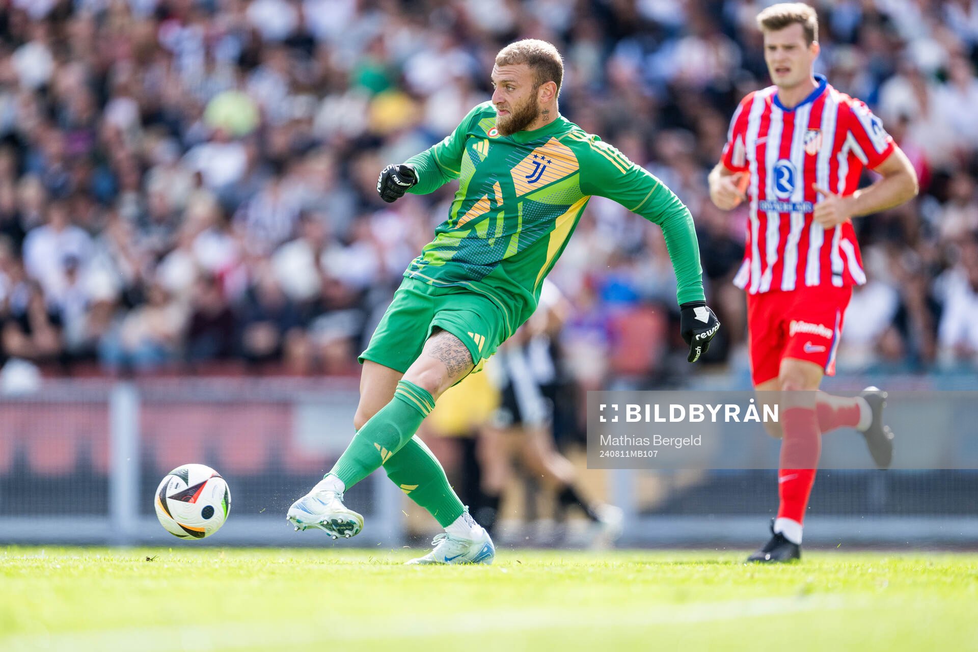 Goalkeeper Michele Di Gregorio of Juventus and Alexander Sørloth of Atletico Madrid during the Friendly football match between Atletico Madrid and Juventus on August 11, 2024 in Gothenburg. 