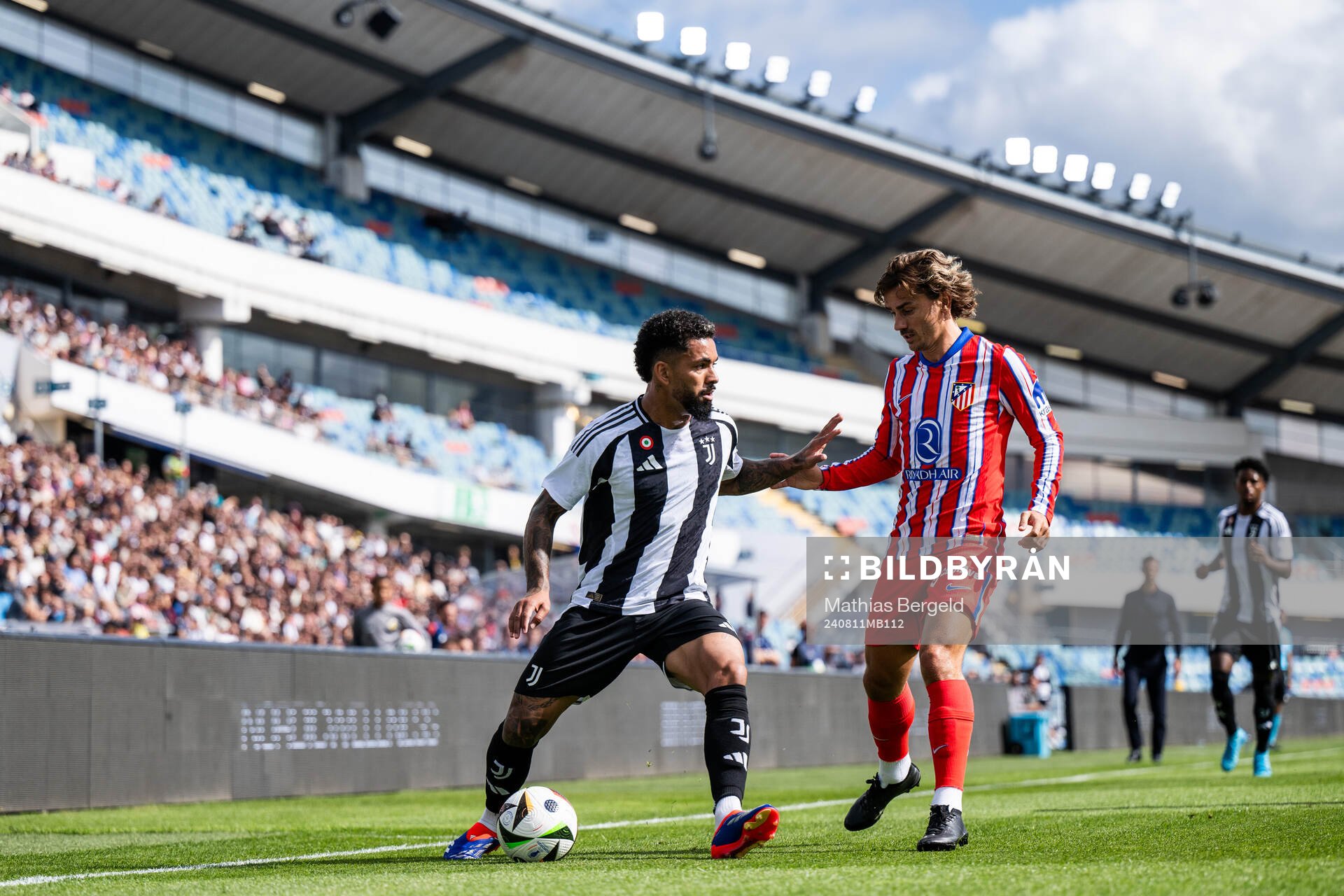 Douglas Luiz Soares De Paulo of Juventus and Antoine