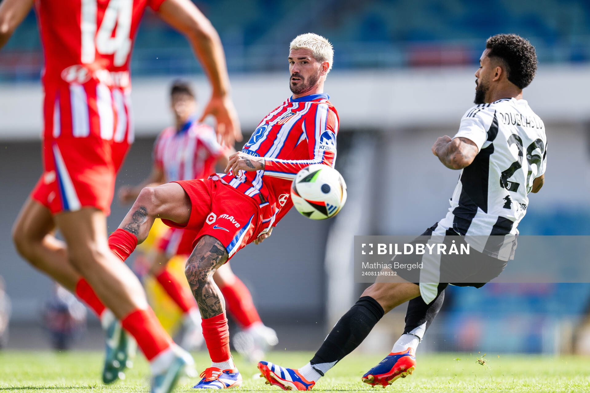 Rodrigo de Paul of Atletico Madrid and Douglas Luiz Soares