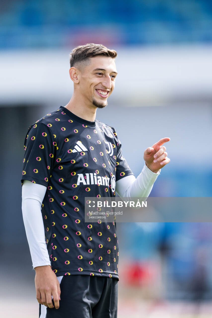 Jonas Rouhi of Juventus warm-up