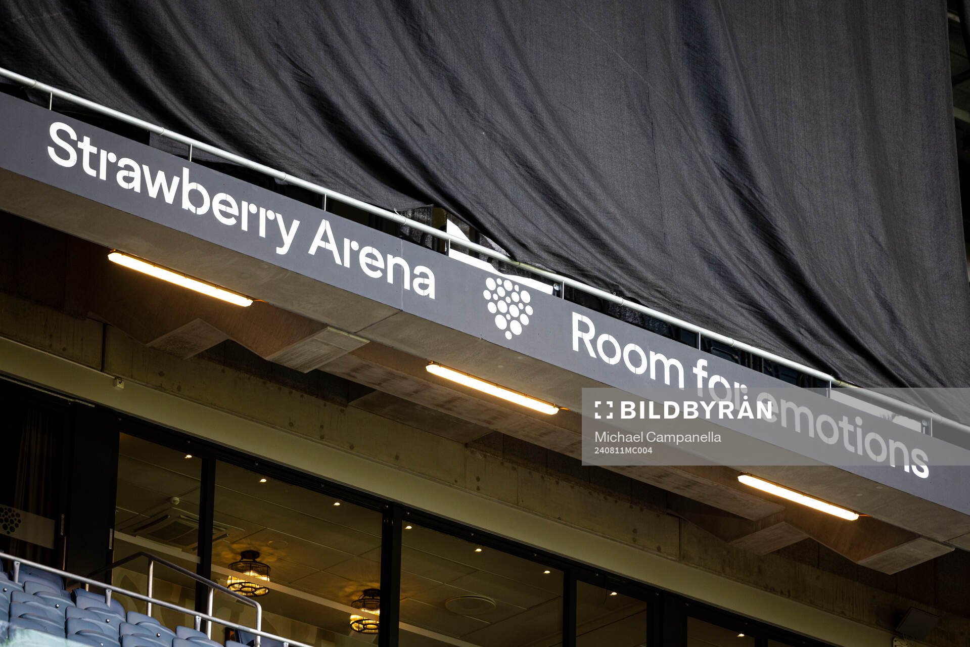 Skylt på Strawberry Arena