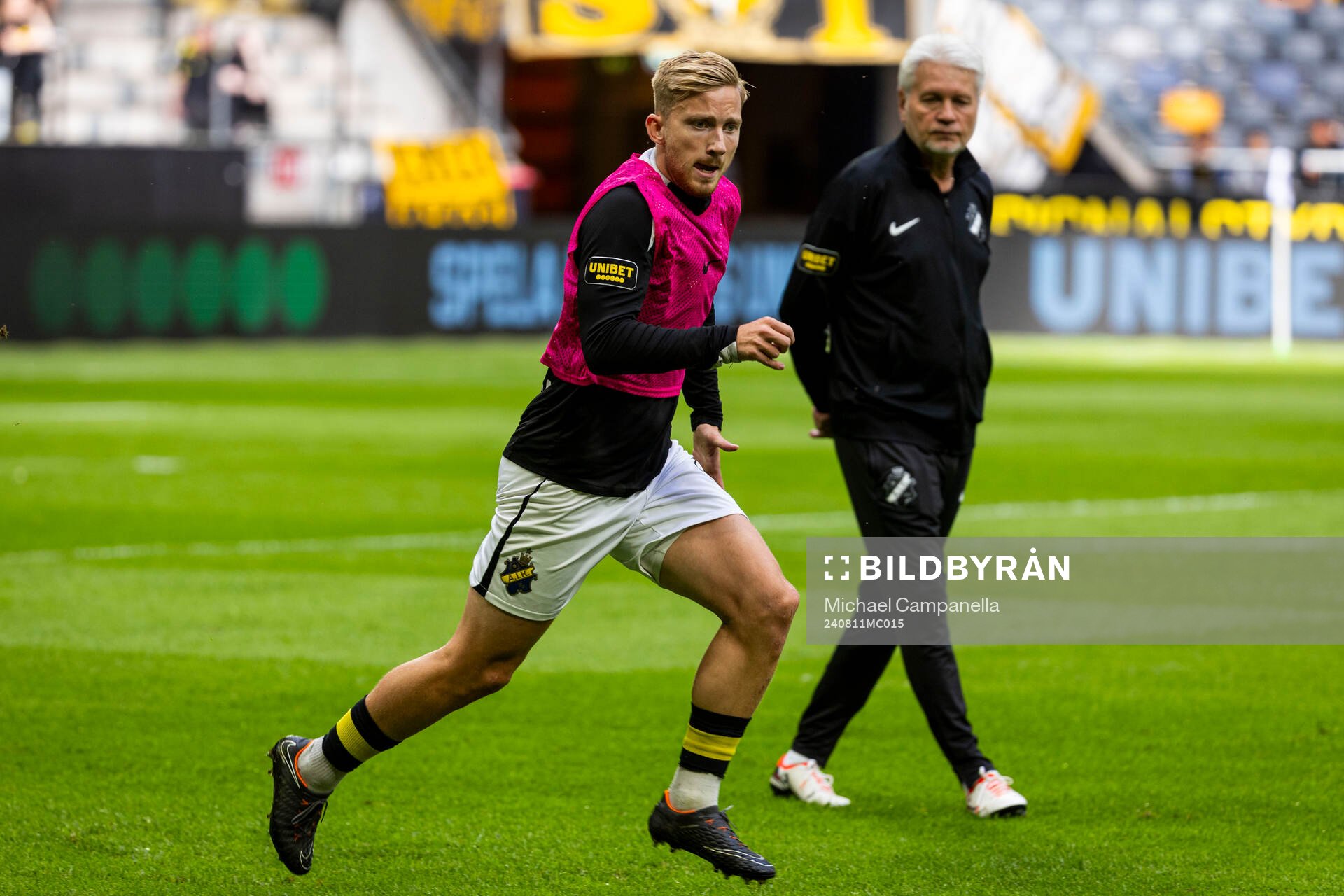 AIKs Eskil Edh under uppvärmingen inför fotbollsmatchen i Allsvenskan mellan AIK och Mjällby den 11 augusti 2024 i Stockholm. 