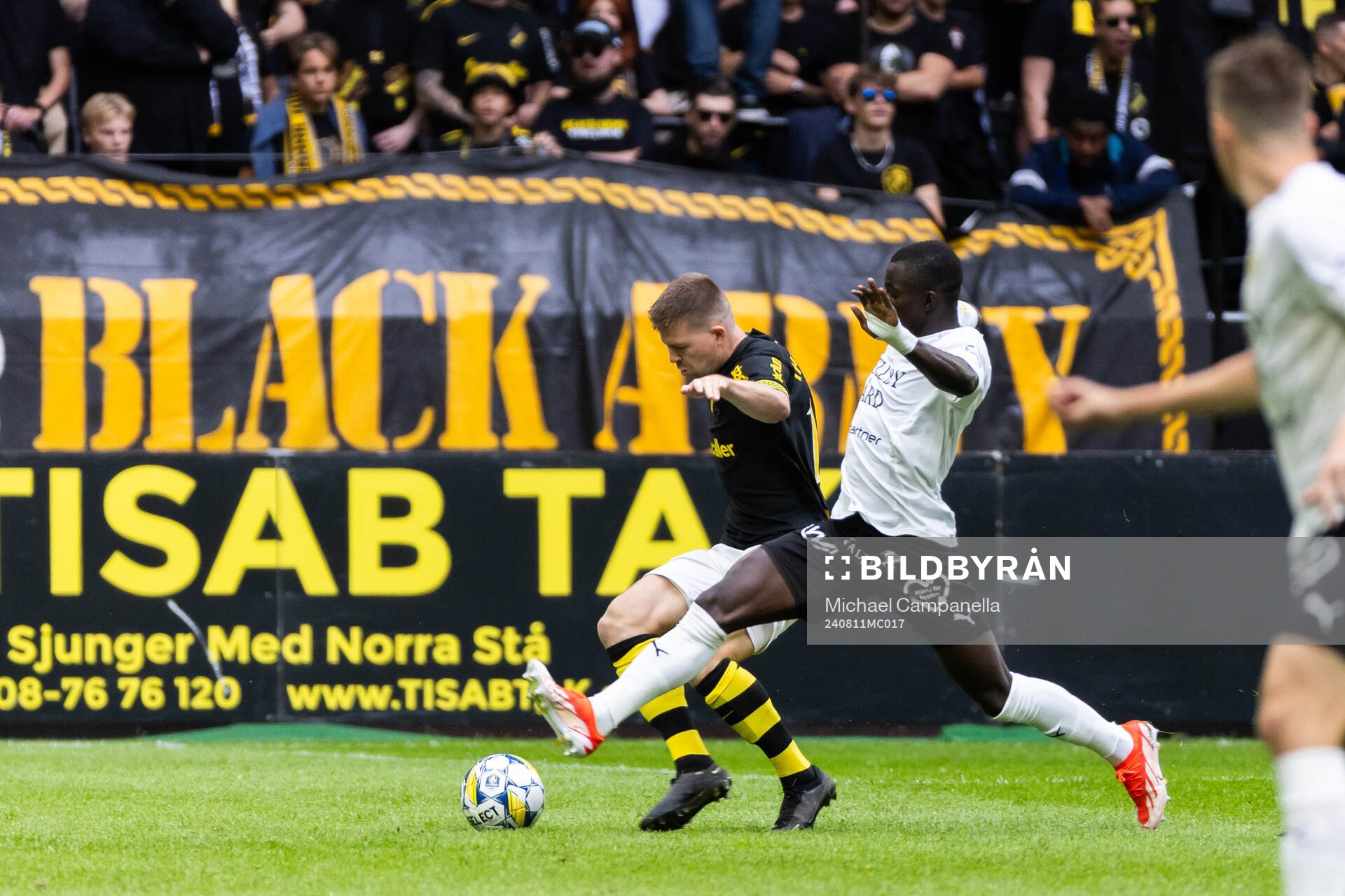 AIKs Mads Døhr Thychosen och Mjällbys Abdoulie Manneh